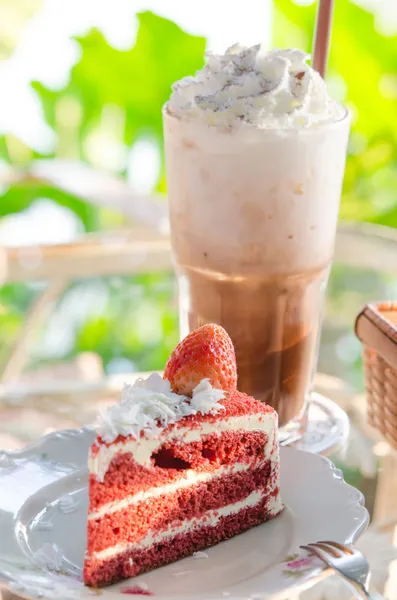 딸기 케이크와 커피 — 스톡 사진