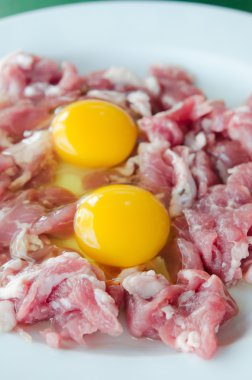 çiğ et ve yumurta sarısı