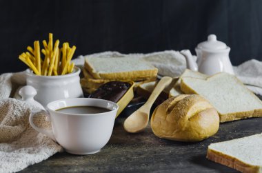 sıcak kahve taze ekmek ile 