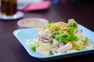 çanak üzerinde balık buğulama