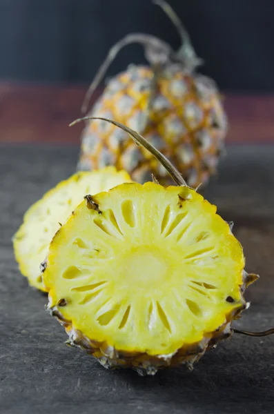 Abacaxi maduro, fruta amarela — Fotografia de Stock