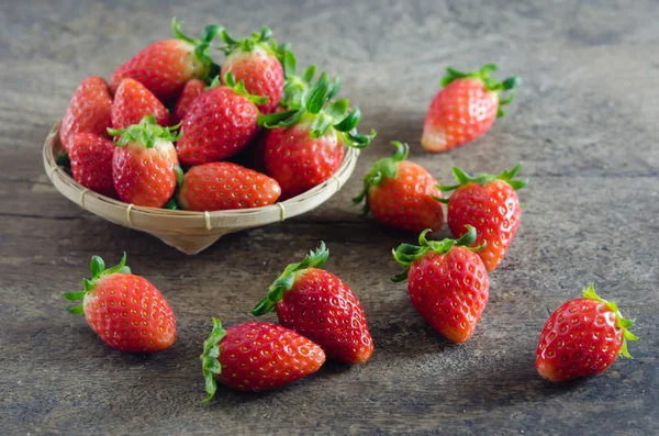 Fresas frescas en cesta —  Fotos de Stock