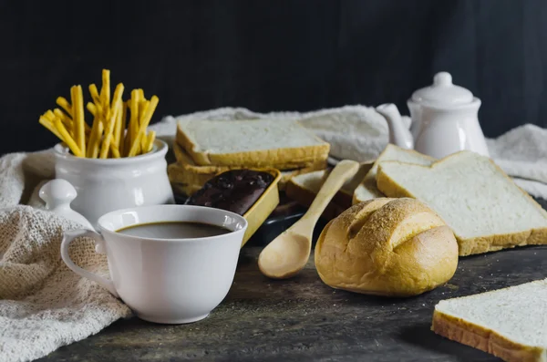 Sıcak kahve taze ekmek ile — Stok fotoğraf