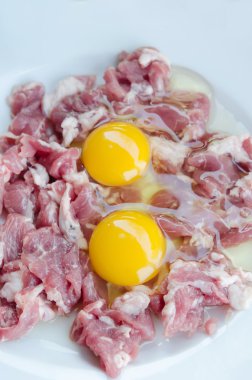 çiğ et ve yumurta sarısı