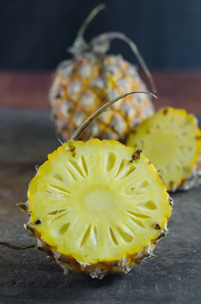 Reife Ananas, gelbe Früchte — Stockfoto