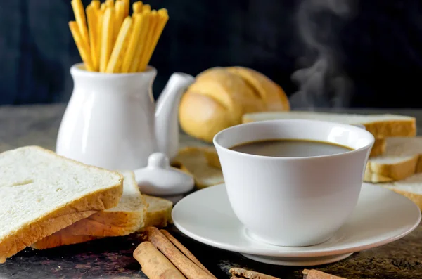Café quente e pão — Fotografia de Stock