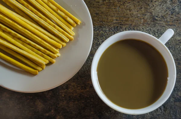 Hett kaffe och bröd pinnar — Stockfoto