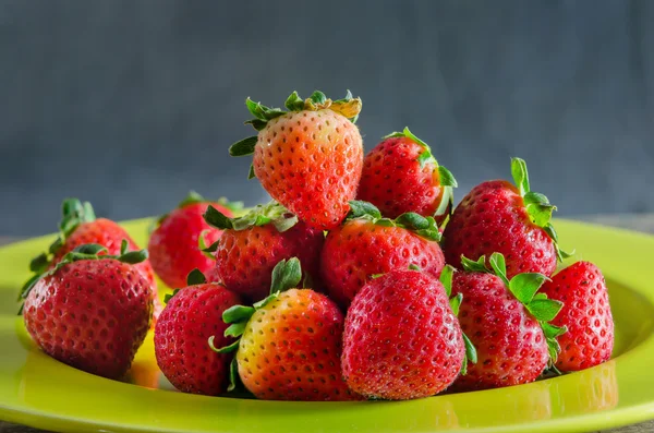 Fresas rojas en el plato —  Fotos de Stock