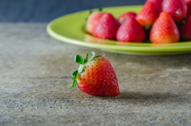  çanak üzerinde kırmızı çilek