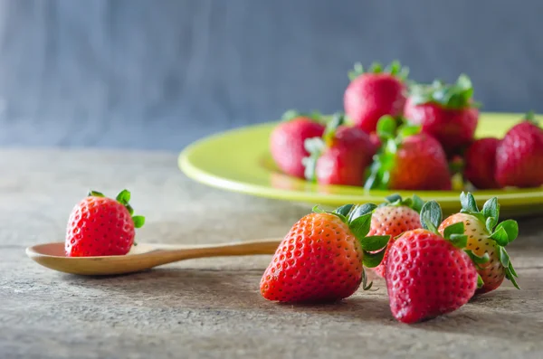 Rode aardbeien op schotel — Stockfoto