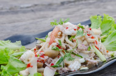 Baharatlı deniz mahsulleri salatası