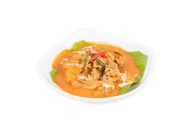 Acı biber ve kırmızı köri soslu kızarmış et.