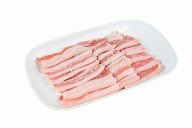 Beyaz arka plan üzerinde çiğ domuz eti