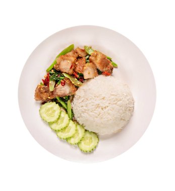 Kızarmış et, kırmızı biber ve lahana yanında pilav ve beyaz tabak.