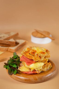 Peynirli taze sandviç ve metin için boş yeri olan otlar.