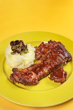 Izgara ve ızgara pirzola ile barbekü sosu ve haşlanmış lahana.