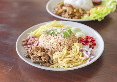 Karışık pilav ve karides ezmesi sosu, Tayland usulü yemek.