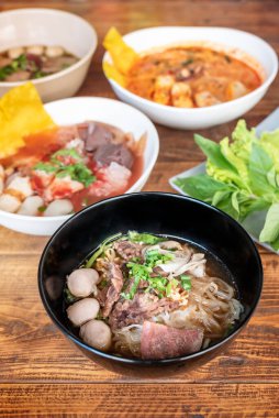 pirinç şehriye çorbası domuz eti ve sebze ile