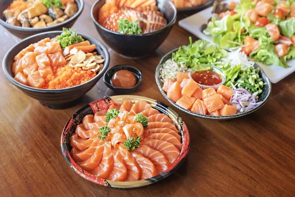 Lososí Rybí Filet Servírovaný Čerstvou Zeleninou Misce Sada Japonských Pokrmů — Stock fotografie