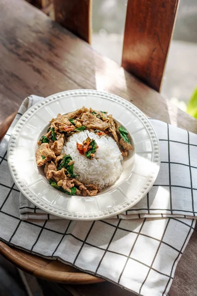 Gebratenes Fleisch Mit Chili Und Basilikum Mit Gedämpftem Reis Auf — Stockfoto