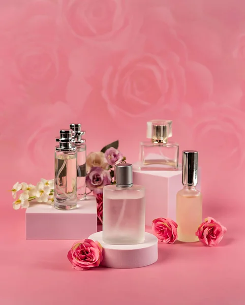 Botella Perfume Con Flores Sobre Fondo Color —  Fotos de Stock