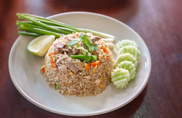 Menutup Nasi Goreng Dengan Telur Wortel Tomat Dan Kale Pada — Stok Foto