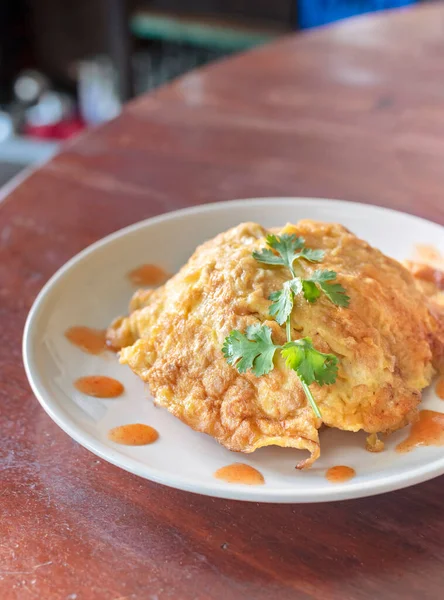 Omelette Tailandese Sopra Riso Vapore Sul Piatto — Foto Stock