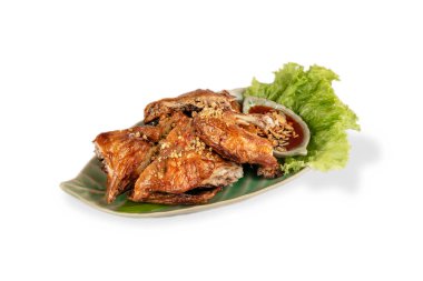 Baharatlı sosla servis edilen kızarmış sarımsaklı tavuk.