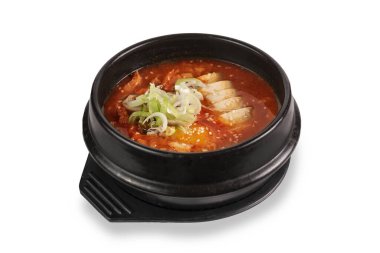 Kore usulü kimchi chigae çorbası. Beyaz arka planda sıcak ve baharatlı.