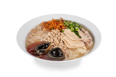 Asya usulü pirinç eriştesi çorbası, beyaz arka planda şifalı otlar.