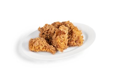 Beyaz arka planda kızarmış tavuk.