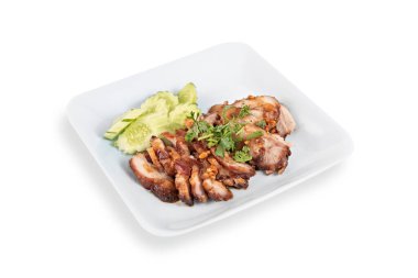 Haşlanmış domuz eti, bitki ve sebzeler beyaz arka planda.