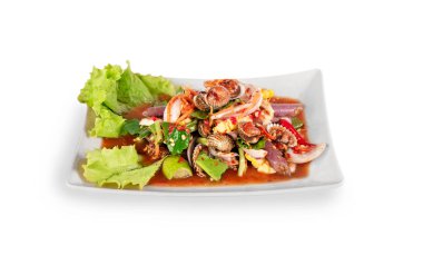 Beyaz arka planda baharatlı deniz ürünleri salatası, Asya usulü mutfak.