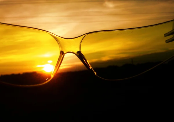 Ηλιοβασίλεμα μέσα από τα γυαλιά ηλίου — Φωτογραφία Αρχείου
