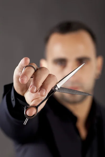 Портрет чоловіка-перукаря з ножицями — стокове фото