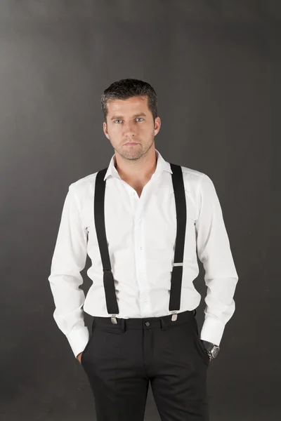 Erkeklerde, beyaz gömlek ve pantolon askısı — Stok fotoğraf
