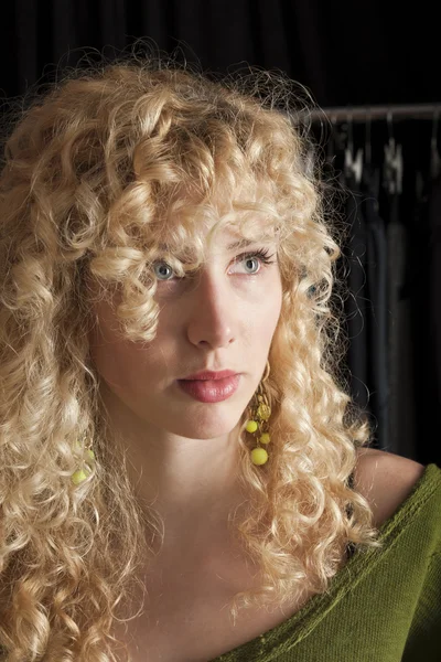 Krásná mladá blondýnka s kudrnatými vlasy — Stock fotografie