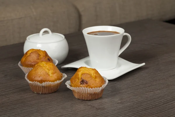 Tassen Kaffee und Muffins — Stockfoto