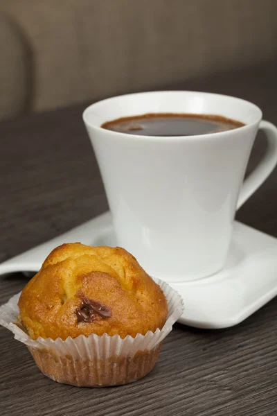 Kopjes koffie en muffins — Stockfoto