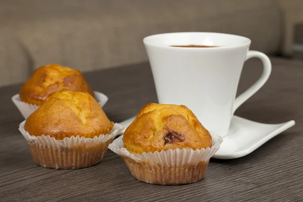 Kopjes koffie en muffins — Stockfoto