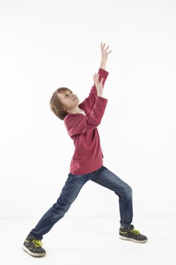 bir başparmak veren çocuk