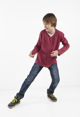 bir başparmak veren çocuk