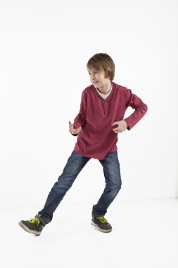 bir başparmak veren çocuk