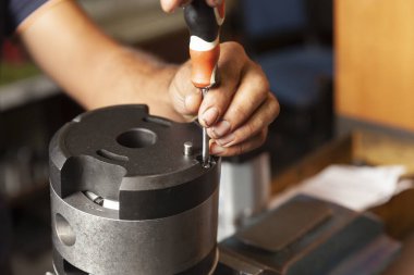 Atölyede hidrolik tamir pompaları