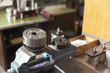 Atölyede hidrolik tamir pompaları