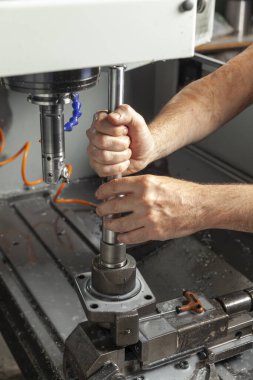 Atölyede hidrolik tamir pompaları