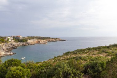 Koyun deniz manzaralı taş teras.