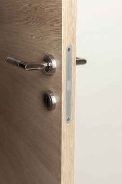 Manyetik kilidi olan ahşap kapıyı aç