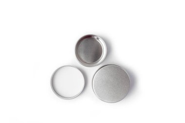 Beyaz arkaplanda krem için boş gümüş metal kap