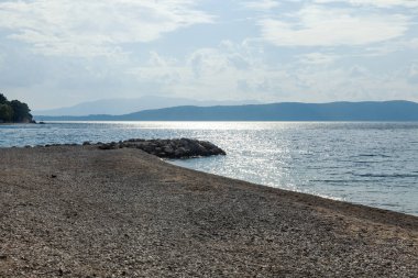 Boş güneşli plaj, kumsala yakın